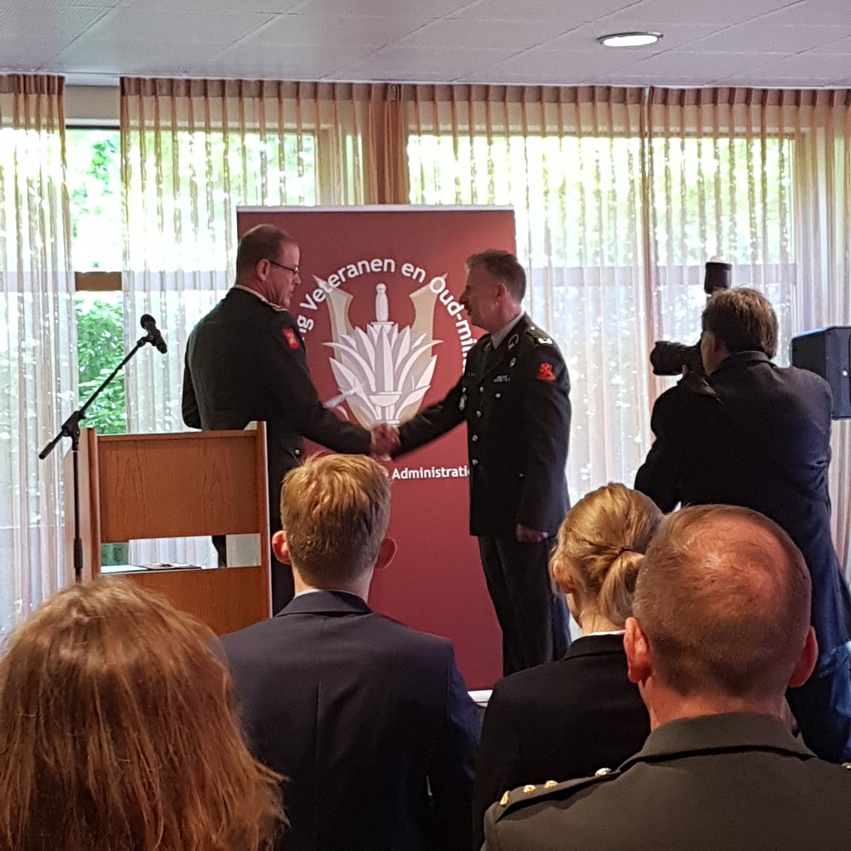 rrobnijman's tweet photo. "Social media-kampioen" en #twittergeneraal @hansdamen gaat met #flohans. Een zeer druk bezochte ceremonie, in Den Haag en op Twitter. https://t.co/7yuM1KQEl5