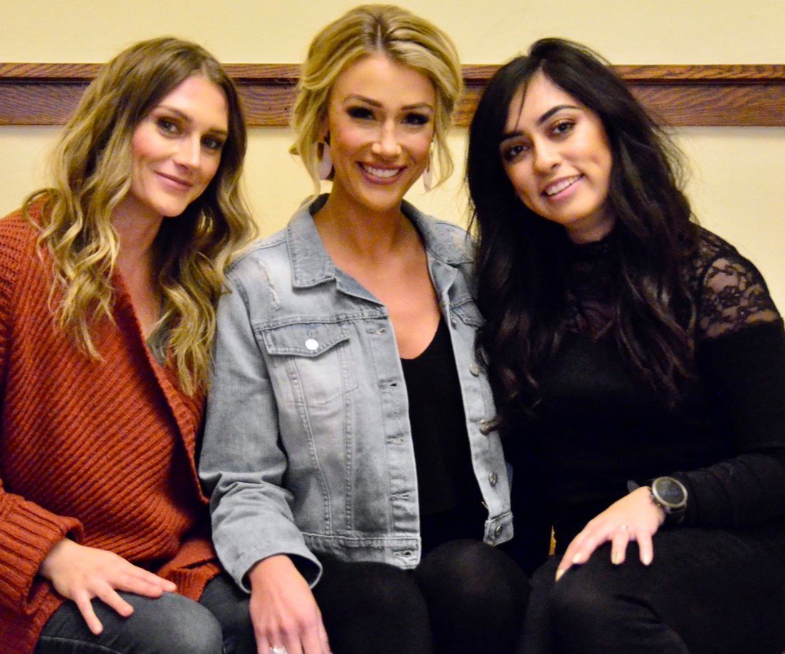 Makeupgirl28's tweet photo. #dreamteam @KontempoOmaha and @mariakontempostylist glamming up @missamericane  

Fun Fact... I haven't had my hair colored in almost a year. Thanks to @kirbykontempohair setting my hair up for growing out my natural color and starting to embrace the gray. https://t.co/0o7moIq4ff