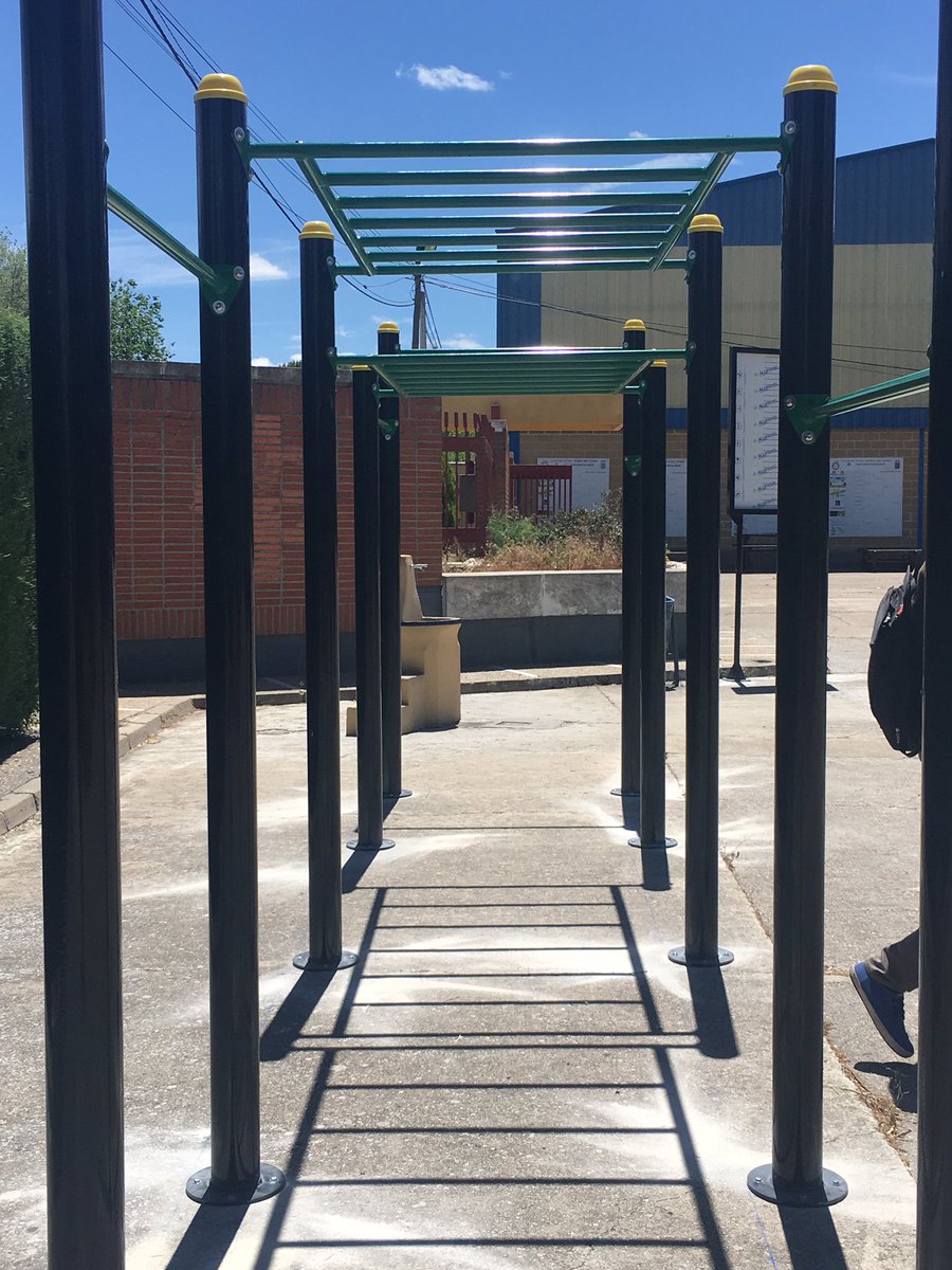 JorgeBarragan_'s tweet photo. Buenas tardes, 

👉 El verano pasado instalamos en el recinto del Pablo Caceres aparatos para la gimnasia de personas mayores y este año para los más jóvenes hemos instalado un #ParqueDeCalistenia 

✅ Seguimos mejorando nuestras instalaciones deportivas 
#MedinaEsDeporte https://t.co/r5t5dGC2tZ