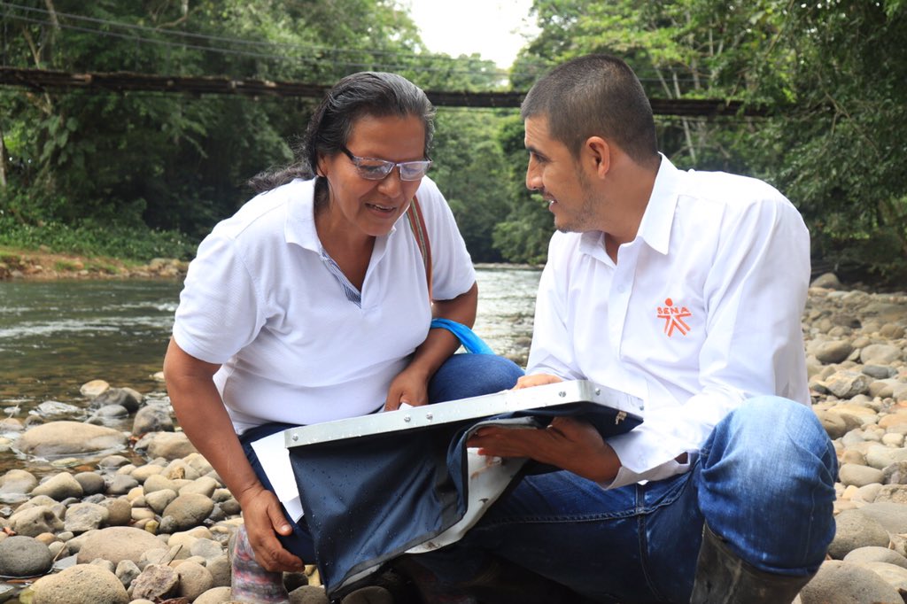 SENAPutumayo's tweet photo. 💦| Comprometidos en fortalecer las capacidades de líderes ambientales y comunitarios de #Orito en el marco del #ProyectoComunica 📜 los certificamos en Talleres de Monitoreo Participativo del Recurso Hídrico 🙋🏾♂️🙋🏻♀️ @ComunicaCo y #SENAPutumayo más cerca de las comunidades 🙌 https://t.co/up7GnHQXtK
