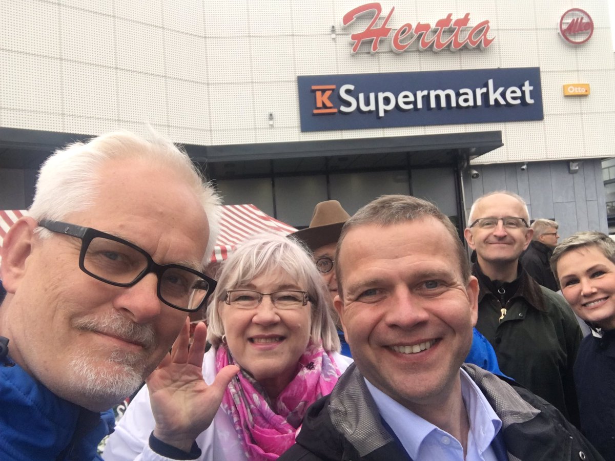 petrisarvamaa's tweet photo. Toi tuolla takana on mun ruokakauppa, jossa aina käyn. Ja tää tässä edessä on mun puheenjohtaja. Molemmat tosi hyviä. #MEP55 #eurovaalit #Kokoomus @PetteriOrpo https://t.co/V07E9Aq151