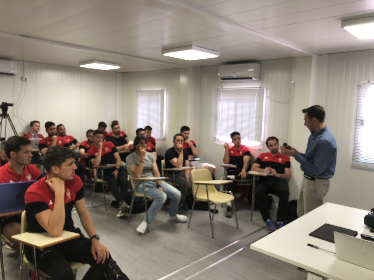 APFfutbolpf's tweet photo. Sesión de tarde de #XIMasterPF con 🔝🔝@PacodeMiguel en @RFFM_oficial hablando sobre modelos de planificación “planificar desde los componentes del entrenamiento hasta la elaboración del plan de mejora” https://t.co/Gh7XXwEHHy