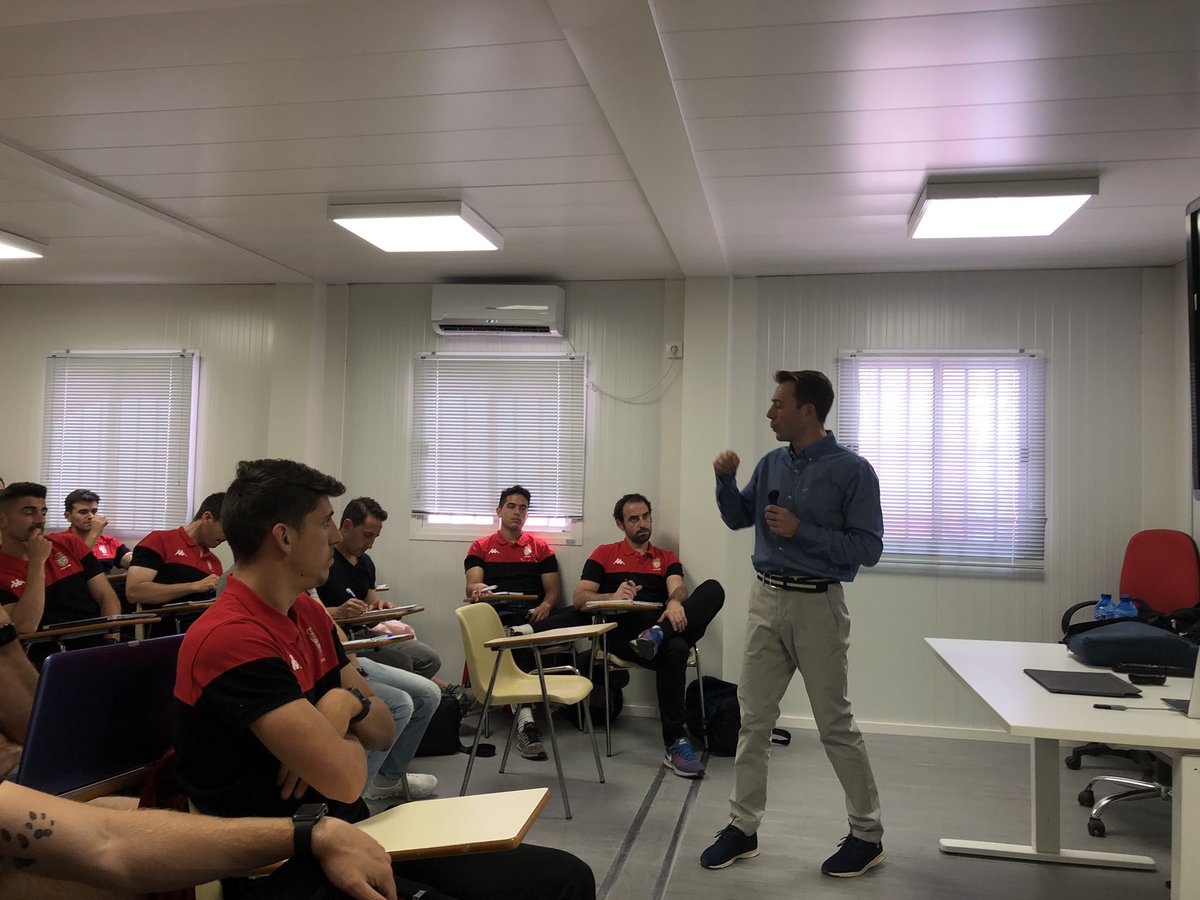 APFfutbolpf's tweet photo. Sesión de tarde de #XIMasterPF con 🔝🔝@PacodeMiguel en @RFFM_oficial hablando sobre modelos de planificación “planificar desde los componentes del entrenamiento hasta la elaboración del plan de mejora” https://t.co/Gh7XXwEHHy