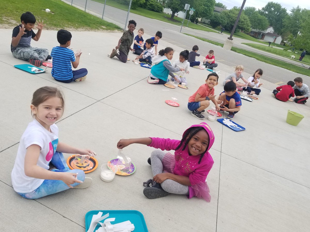 dmalcamp's tweet photo. Learning how to make paper stronger #Kindergartenscience #usingmaterials #fossscience #NoviPride #villageoaksleaders https://t.co/yval73btDh