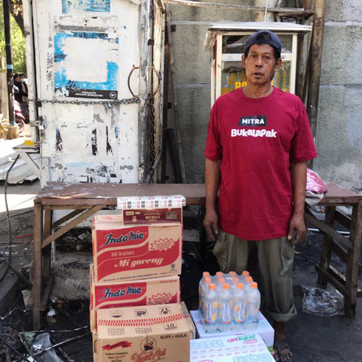 achmadzaky's tweet photo. Pak Mail, warungnya ludes dan hancur karena rusuh kemarin. Tim kami, Mitra Bukalapak terjun hari ini untuk membuat warungnya pulih seperti sedia kala. #StopWar #UntukIndonesia https://t.co/FpGy778MXD