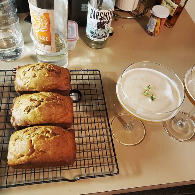 biddoodles's tweet photo. Shout out to sweet friends who come hang out and make your day better, facilitate your want to bake and try a new cocktail, and save you a trip to the grocery store. ❤🙌 @lowhanginpoots https://t.co/HXszYK2gTU https://t.co/sTOROBSkK2