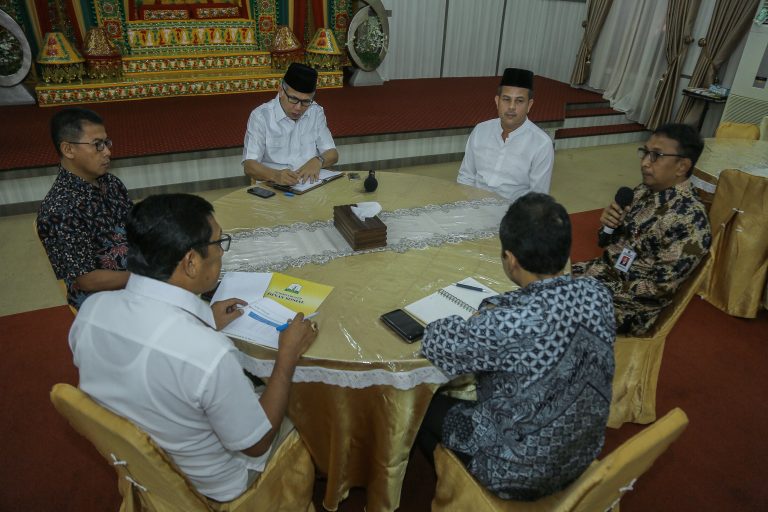 humasaceh's tweet photo. [Foto]: FGD HCBP

Plt Gubernur Aceh Nova Iriansyah menggelar pertemuan membahas persiapan FGD HCBP Bidang Dukcapil &amp; Pembahasan Peningkatan cakupan kepemilikan dokumen kependudukan yang disinergikan dengan PKH dan penanganan stunting bagi balita..

#acehhebat #fgd #hcbp https://t.co/gCvMoabOMz