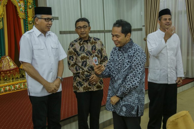 humasaceh's tweet photo. [Foto]: FGD HCBP

Plt Gubernur Aceh Nova Iriansyah menggelar pertemuan membahas persiapan FGD HCBP Bidang Dukcapil &amp; Pembahasan Peningkatan cakupan kepemilikan dokumen kependudukan yang disinergikan dengan PKH dan penanganan stunting bagi balita..

#acehhebat #fgd #hcbp https://t.co/gCvMoabOMz