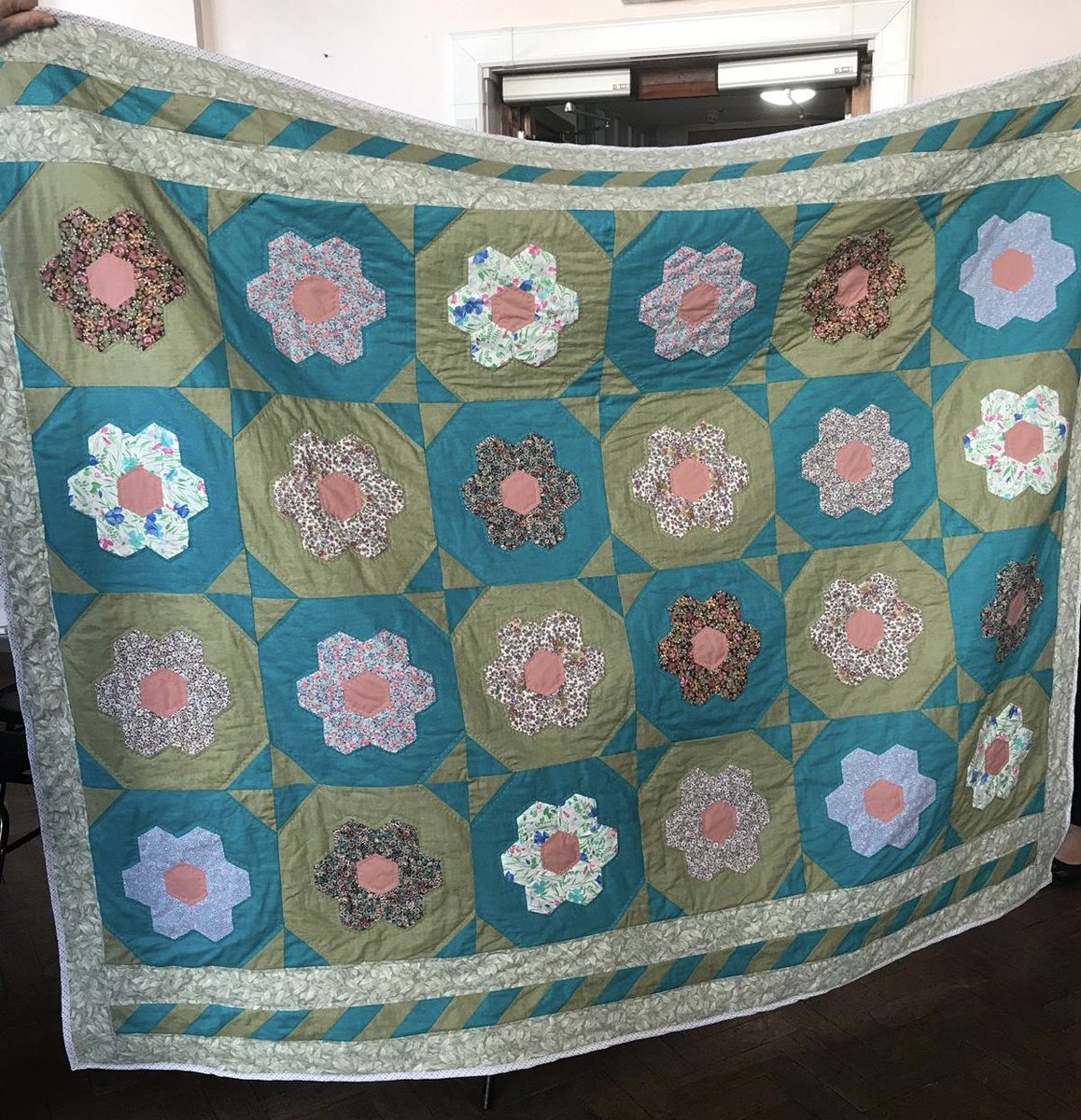 PhoenixQuilters's tweet photo. Another stunning #quilt made by one of our talented quilters! Machine pieced and hand quilted! #PhoenixQuiltersDeal #DealKent https://t.co/xPMv11PTAA