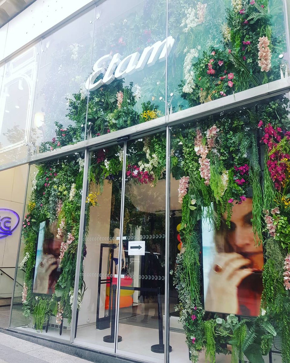 impulsepop's tweet photo. Even in Paris floral took over! We fell in love with this floral window display by Etam...🌸💐

Keep an eye out on our Insta for more posts of our trip to Paris!
https://t.co/4JSoRb3X5i 

#retaildisplay #etam #paris #shopwindowdisplay #impulsepointofpurchase https://t.co/KEjwqs11Rf