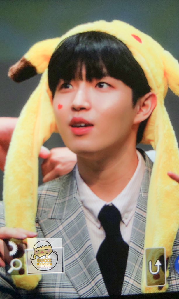 GUCCE527's tweet photo. 190524 Another 팬사인회

#김재환 #재환

피카짼😆😆 https://t.co/Nb2m4ocZO4