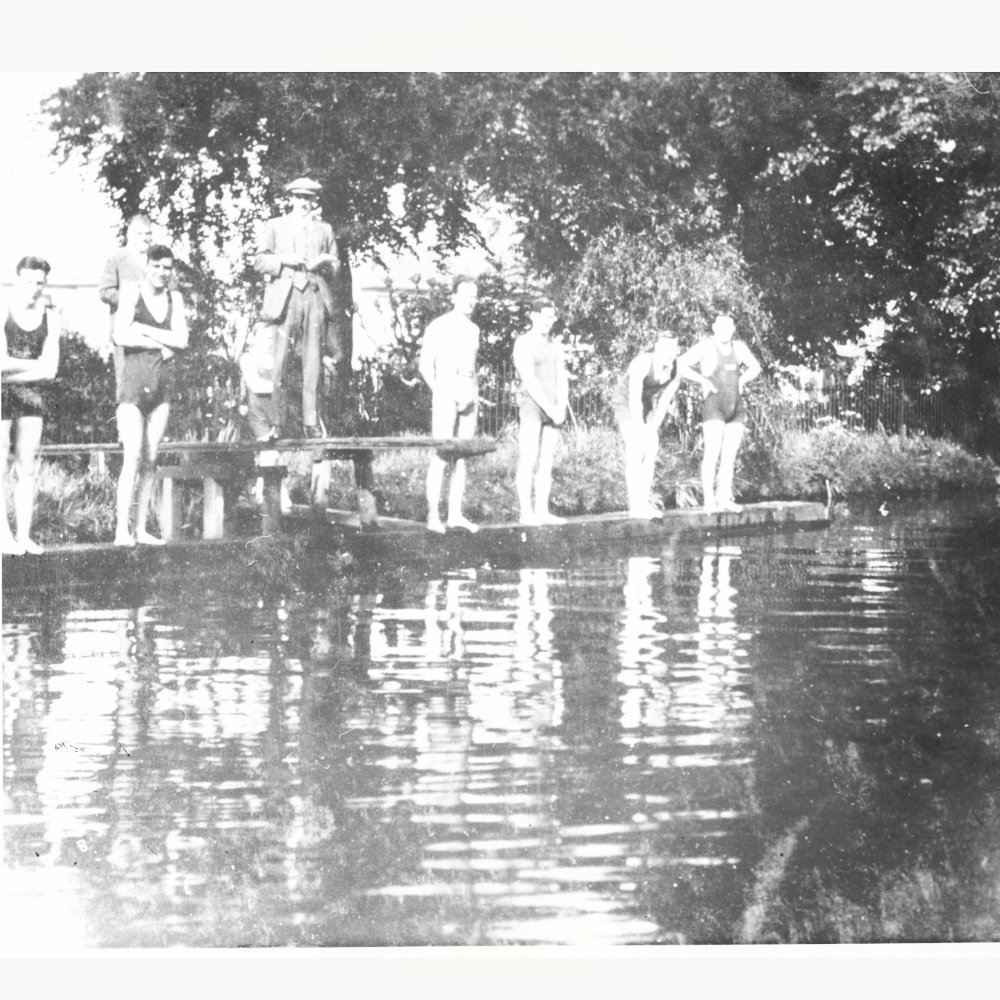 Getting ready to dive into the  #bankholiday weekend like... 🏊 If you'd like to help revive #WILDSWIMMING in Broomfield Park please visit our <a href="/spacehive/">Spacehive</a> page link in bio 🌞 <a href="/mayorofldn/">The Mayor</a> <a href="/enfieldcouncil/">Enfield Council</a> #crowdfundlondon  #palmersgreen #MayorofLondon #Spacehive 📸 courtesy of ELHA