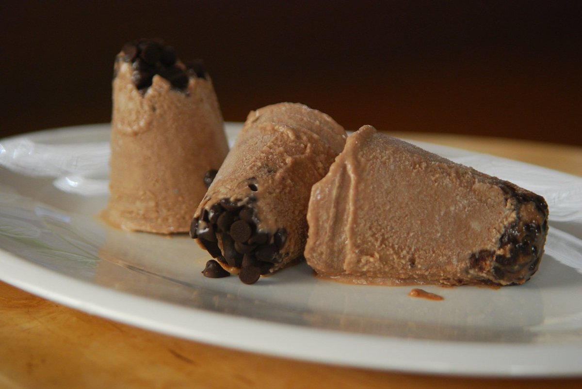 KhanaKhazana's tweet image. Dark Chocolate Kulfi - You might think it is just like chocolate ice cream, but one bite and you will know that it is far better! 
Recipe Link:bit.ly/DarkChocolateK…
#IceIsNice