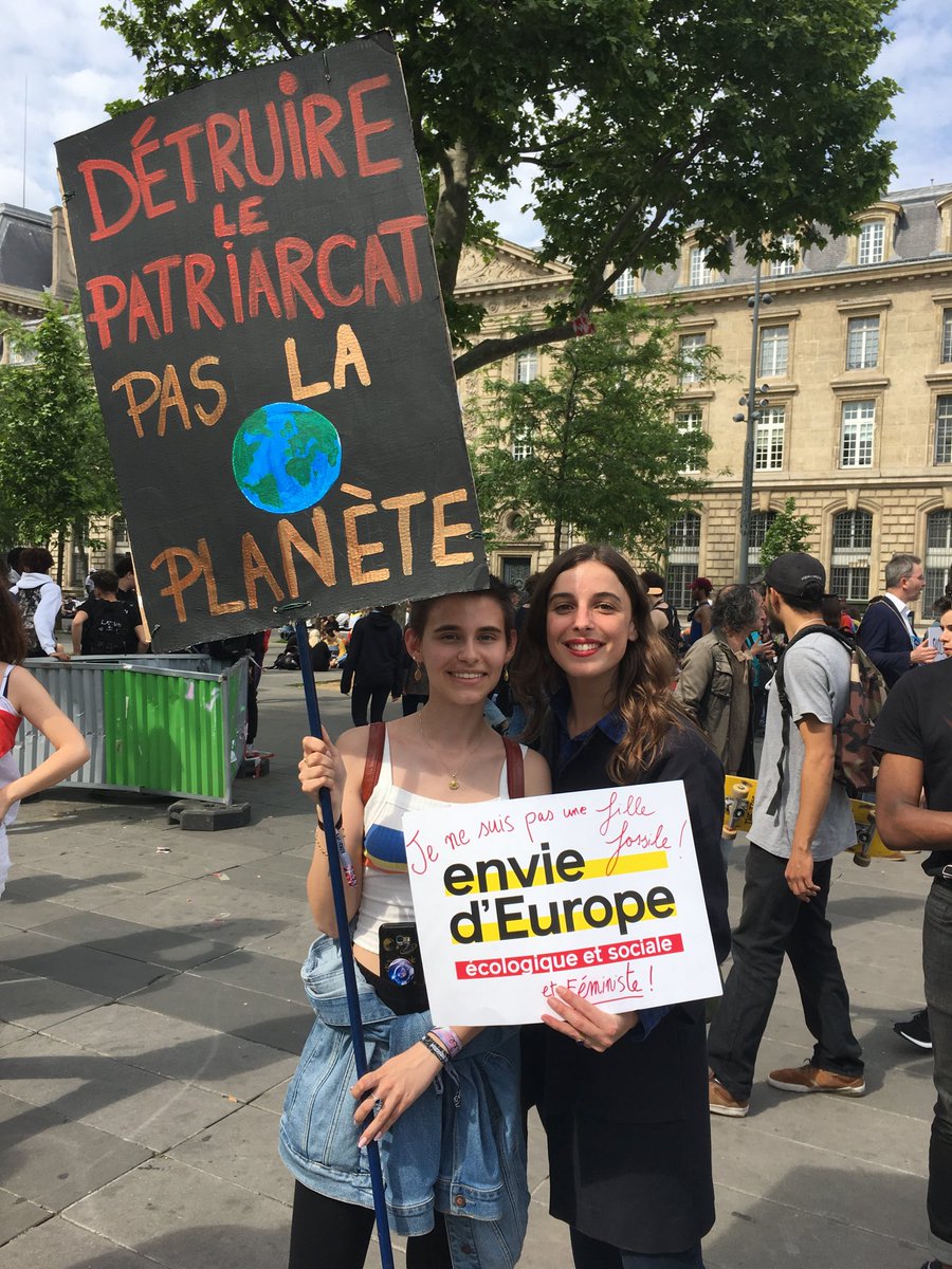 ClaireNouvian's tweet photo. Avec ⁦@MazelMarine⁩ à la #MarcheClimat. Sur la liste ⁦@enviedeurope⁩ on n’est pas des filles fossiles ! Convergence des luttes. Spécial clin d’œil aux misogynes climatosceptiques ;) https://t.co/OF85NSPZx2