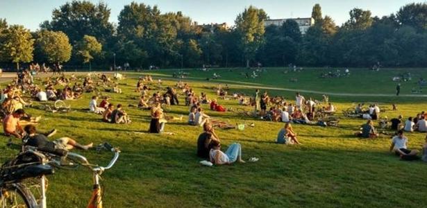 Parque alemão provoca polêmica ao querer criar áreas reservadas a traficantes uol.page.link/FtDbf #PraCegoVer #PraTodosVerem Foto do parque Görlitzer Park, em Berlim. Há vários jovens sentados em um gramado
