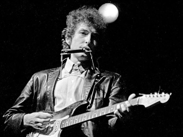 RadioLady977's tweet photo. Nel giorno del suo compleanno ricordiamo Bob Dylan e la nascita di "Blowin' in the wind". #LiberiTutti #radiolady977 https://t.co/AgB9U8Bxna