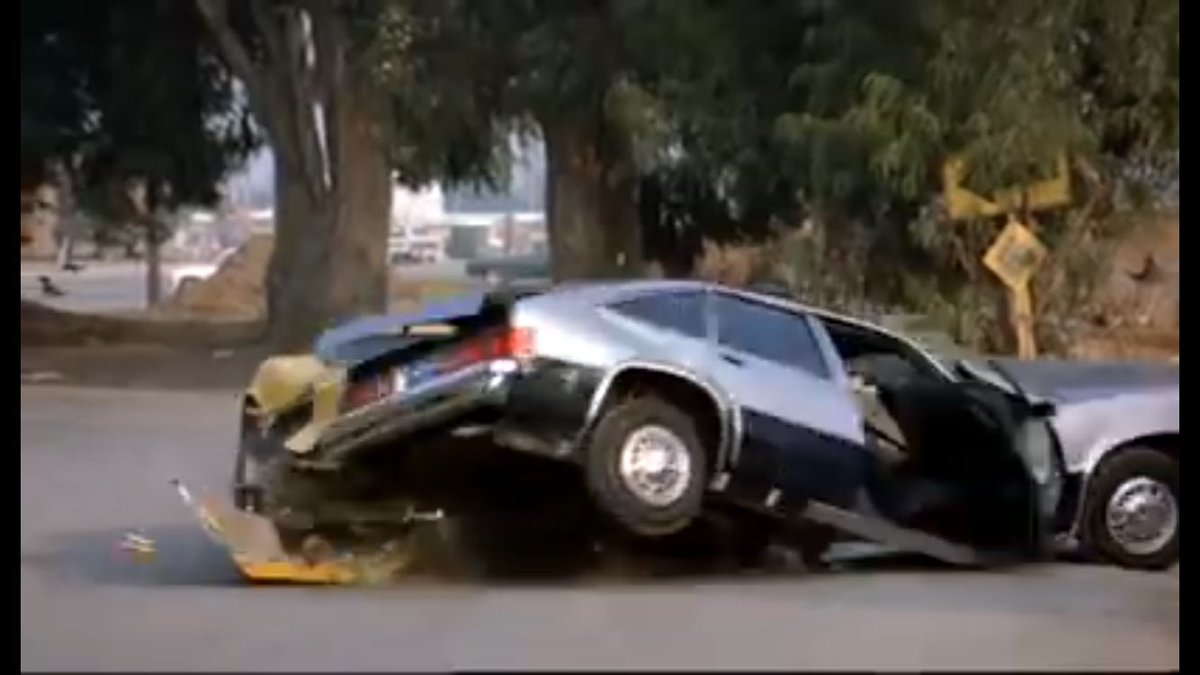 SPIDERMANPET's tweet photo. #例え新車だろうと破壊される件

映画ジャンクマンより、黄色いコルベットにクラッシュして真っ二つになるシボレーサイテーション。

どうやら名前の通りサイテーな車らしい。（笑）😁😄 https://t.co/wVSvuisxek