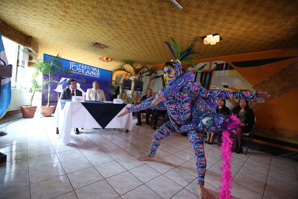 McdGuate's tweet photo. #ParaServirte | Integrantes del elenco de "Arlequia" presenta una danza, durante la presentación del programa del #FestivalDeJunio2019 https://t.co/ZxMV2qTVfo