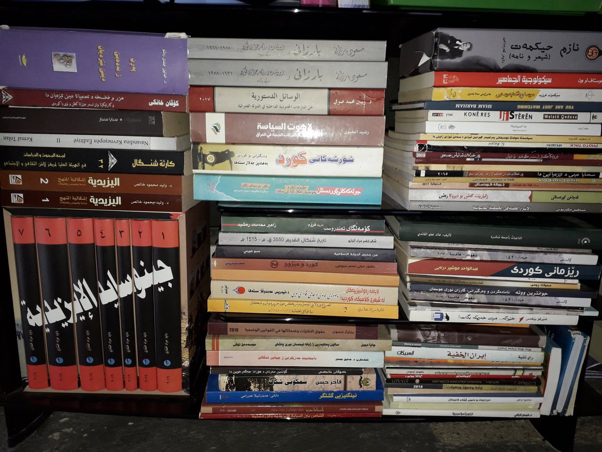 مكتبتي في خيمة النزوح تلهمني الصبر والعزيمة علی تحدي الصعاب والشدائد....

صدق الشاعر حينما قال........وخير جليس في الزمان كتاب....