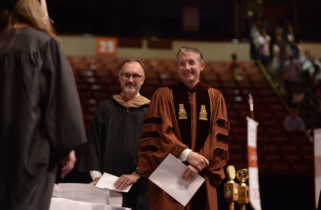 UTexasMcCombs's tweet image. Congratulations to @UTexasBBA graduates and thank you to our distinguished speaker Phil Canfield! #UTGrad2019 #McCombsGrad2019 #CO2019