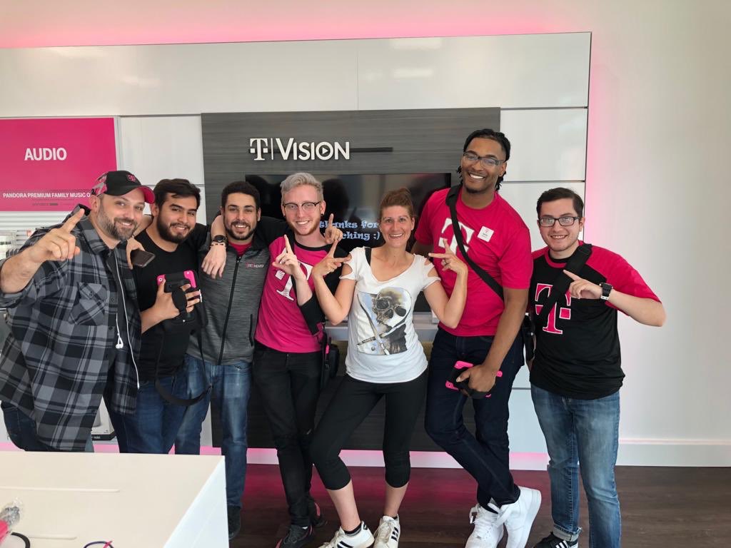 M1_Bobby's tweet photo. @KevinRickertM1 @MobileOneLLC New store hype at SwisherHouse! https://t.co/JxcaRo8WpC