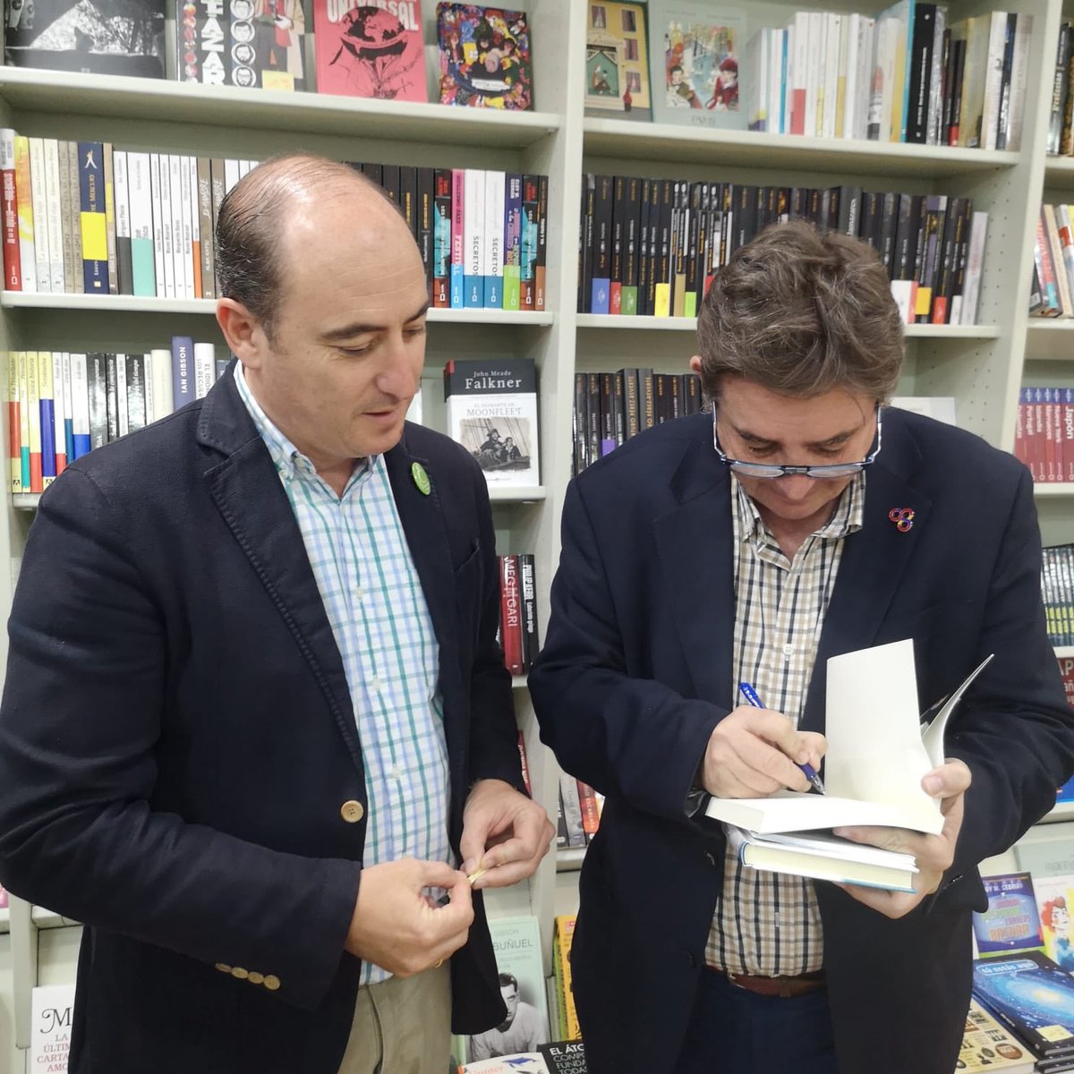 GarcMonteroJuan's tweet photo. Esta tarde, he estado acompañando a mi hermano Luis en la presentación de su último libro, Palabras Rotas.  Convivencia y respeto para una Ciudad que se merece lo mejor. https://t.co/sOdiln7iwk