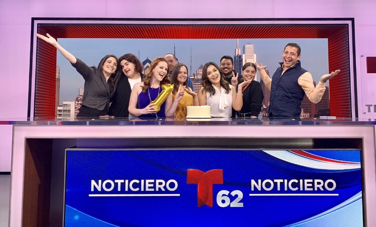 svillalobostv's tweet photo. Celebramos la preferencia de nuestro público cada mañana. Es un trabajo arduo, horario sacrificado pero el compromiso de los miembros del equipo hace muy fácil y divertida la tarea. @anayaT62 y yo damos la cara pero aquí les presento los verdaderos héroes de ese #1. ¡GRACIAS! https://t.co/ihR9Loe26K