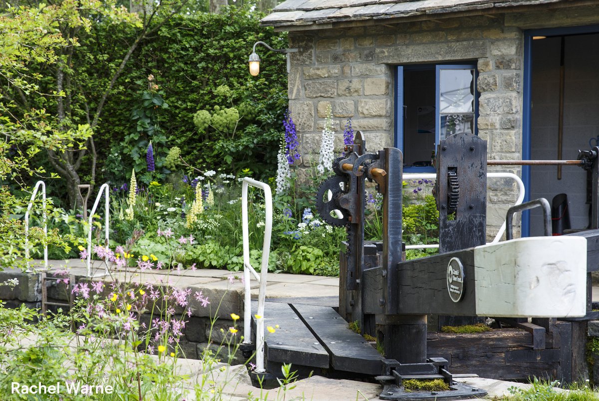 CanalRiverTrust's tweet photo. The beautiful @Welcome2Yorks garden has been awarded The BBC/RHS Chelsea People’s Choice Award for this year’s #RHSChelsea! Congratulations to @mark_landform and @LandformUK! It’s been a privilege and just shows that canals make people happy #LifesBetterByWater https://t.co/Io1bdkZlu2