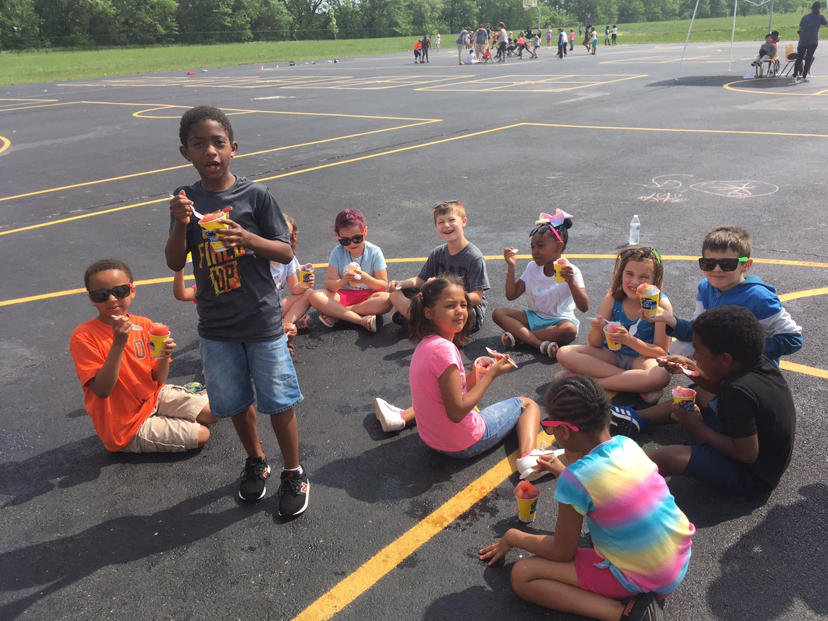 msgoldendelish's tweet photo. Thank you, @COMOKonaIce for making @BattleElem Field Day cooler and sweeter😎@MrsWies @MrsBarnesEBE @MsKentEBE @KRiceEBE https://t.co/6l2fYY8GZq
