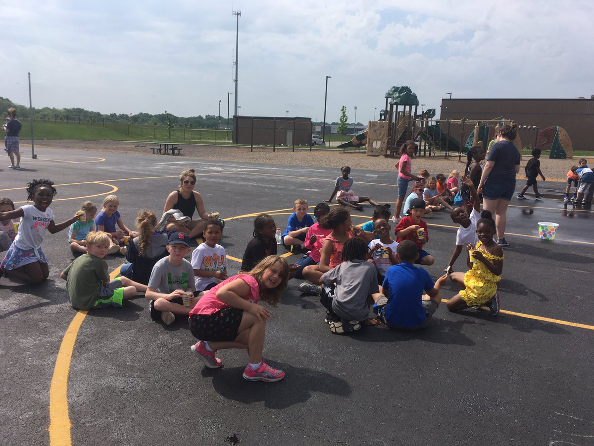 msgoldendelish's tweet photo. Thank you, @COMOKonaIce for making @BattleElem Field Day cooler and sweeter😎@MrsWies @MrsBarnesEBE @MsKentEBE @KRiceEBE https://t.co/6l2fYY8GZq