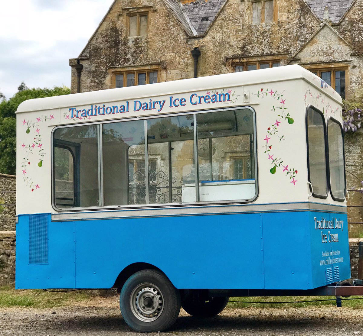 Absolutely chuffed 😊 Otto is looking awesome and such a perfect sibling for Rosie 🌸 A few final bits to do on the interior and he’ll be ready to go. Catch him first at <a href="/HighclFoodFest/">HighcliffeFoodFestival</a> and then <a href="/junction_2/">Junction 2</a> 🍦☀️🍦☀️