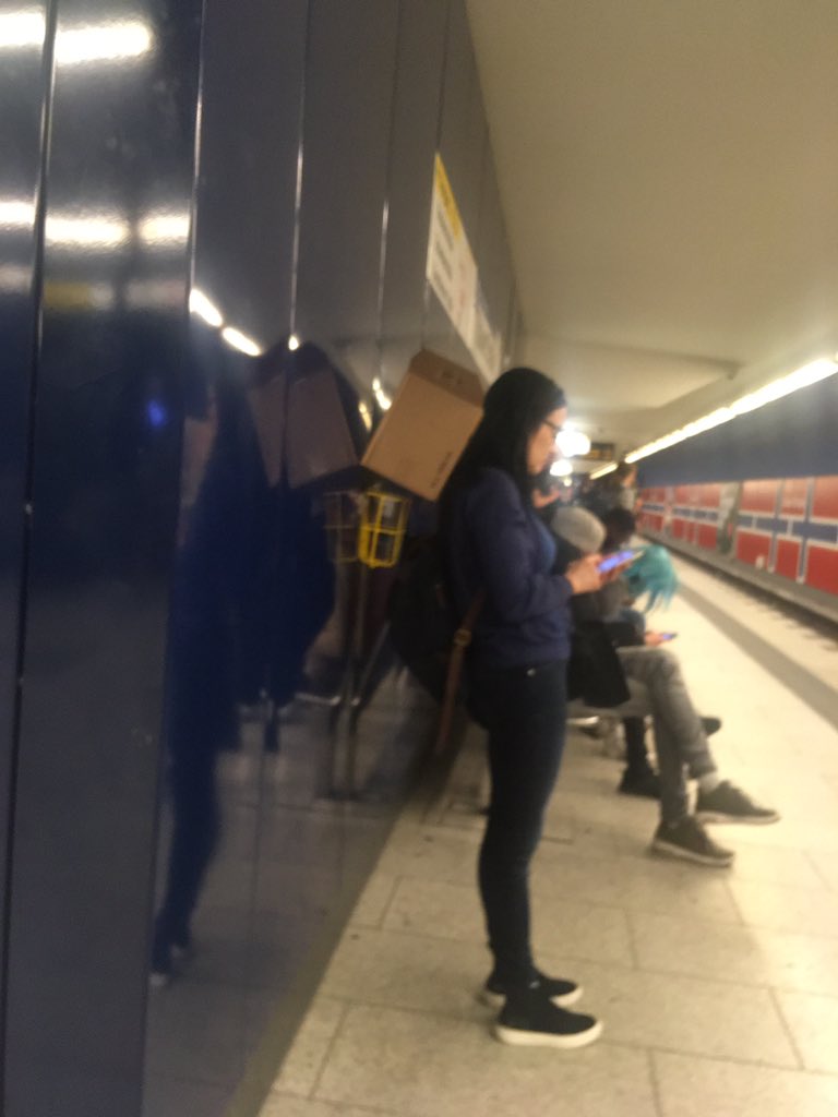 FieldnotesU's tweet image. U8/U9-Osloerstrasse. Woman resting her head on cardboard box. Comfort, or hygiene or both?