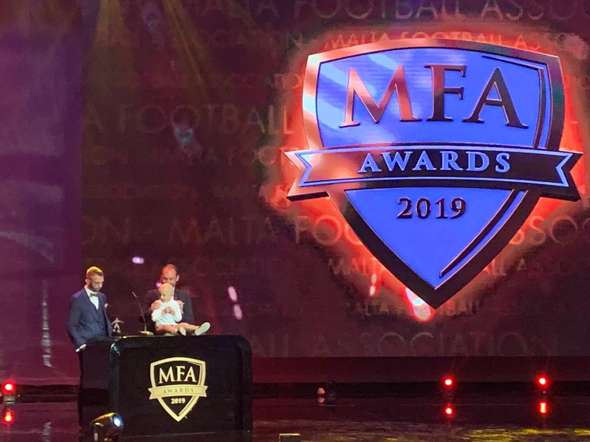DiMarzio's tweet photo. È stato un grande onore salire sul palco degli #mfaawards, grazie alla @MaltaFA1900: ancora più bello essere lì con il piccolo #Kane, il vero vincitore 💪🏼 @SkySport #fairplay https://t.co/pEc8t4rZze