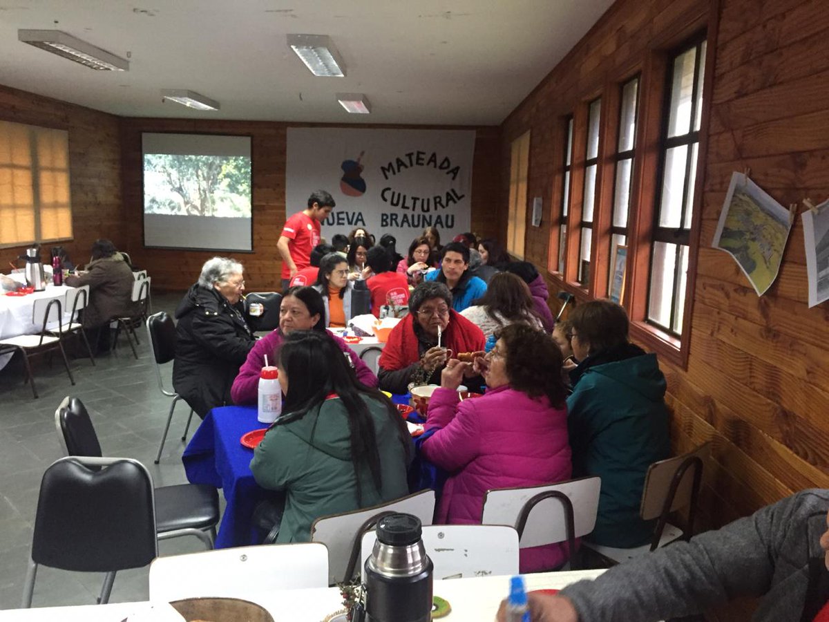#DíaDelPatrimonio en #PuertoVaras 

☕ En #NuevaBraunau disfrutamos de la entretenida #MateadaCultural junto a nuestros vecinos conversando la historia e identidad de esta bella localidad puertovarina. 

seguimos avanzando 👍
+ patrimonio e identidad ✅
+ calidad de vida ✅