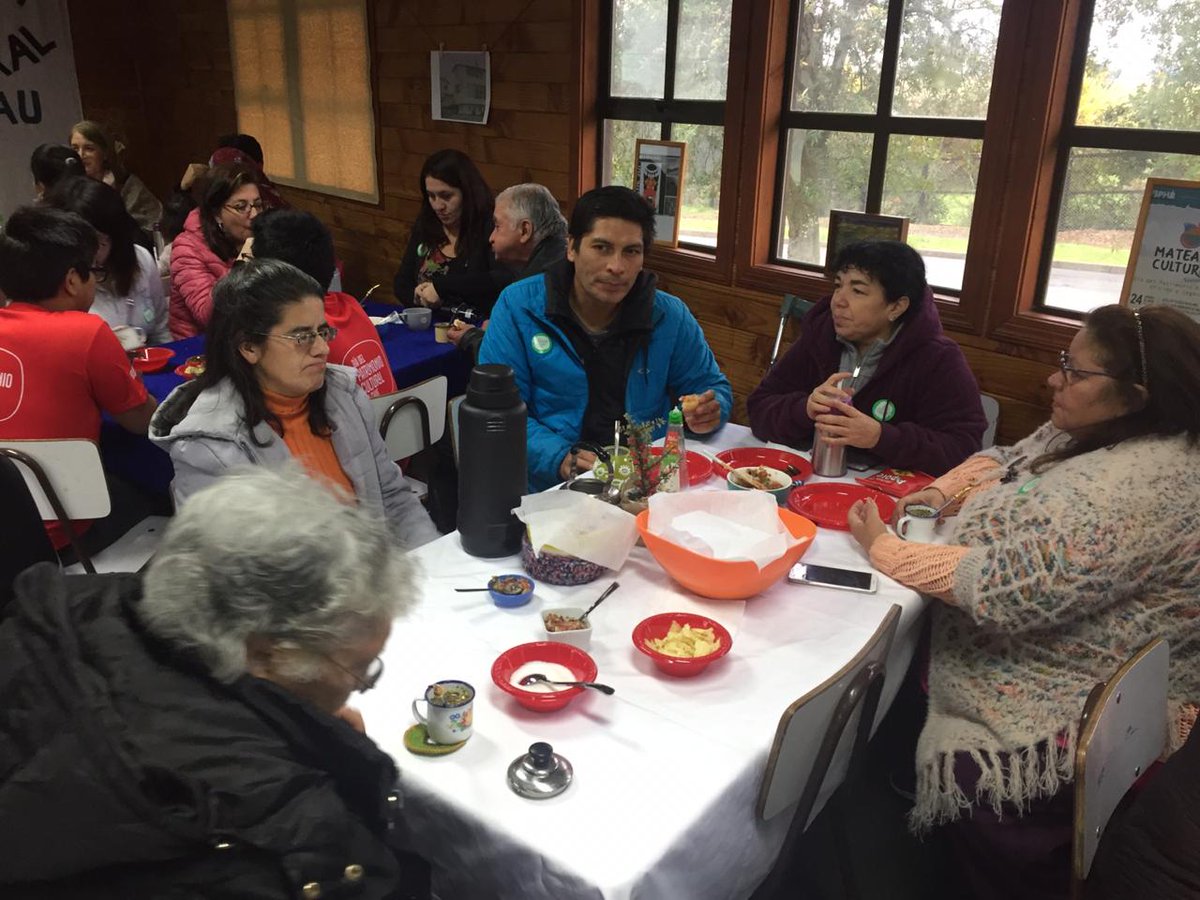 muniptovaras's tweet photo. #DíaDelPatrimonio en #PuertoVaras 

☕ En #NuevaBraunau disfrutamos de la entretenida #MateadaCultural junto a nuestros vecinos conversando la historia e identidad de esta bella localidad puertovarina. 

seguimos avanzando 👍
+ patrimonio e identidad ✅
+ calidad de vida ✅ https://t.co/H4pBcCnIGs
