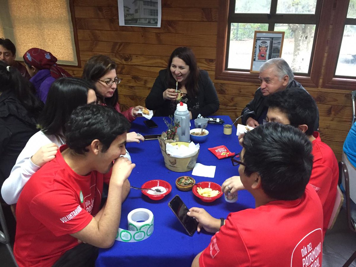 muniptovaras's tweet photo. #DíaDelPatrimonio en #PuertoVaras 

☕ En #NuevaBraunau disfrutamos de la entretenida #MateadaCultural junto a nuestros vecinos conversando la historia e identidad de esta bella localidad puertovarina. 

seguimos avanzando 👍
+ patrimonio e identidad ✅
+ calidad de vida ✅ https://t.co/H4pBcCnIGs