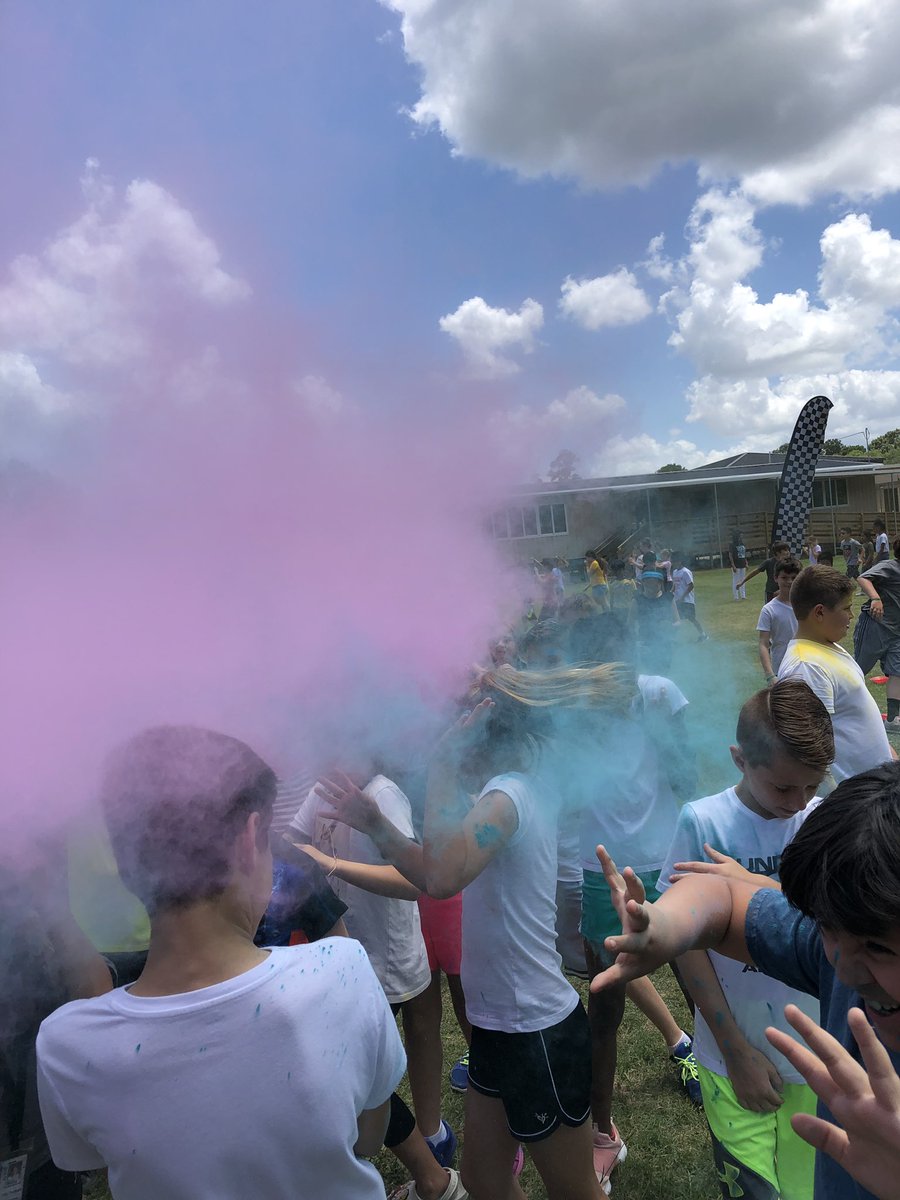 Nrb10726's tweet photo. Color run fun!  #HESKindMinds https://t.co/M84Q7t7M7w