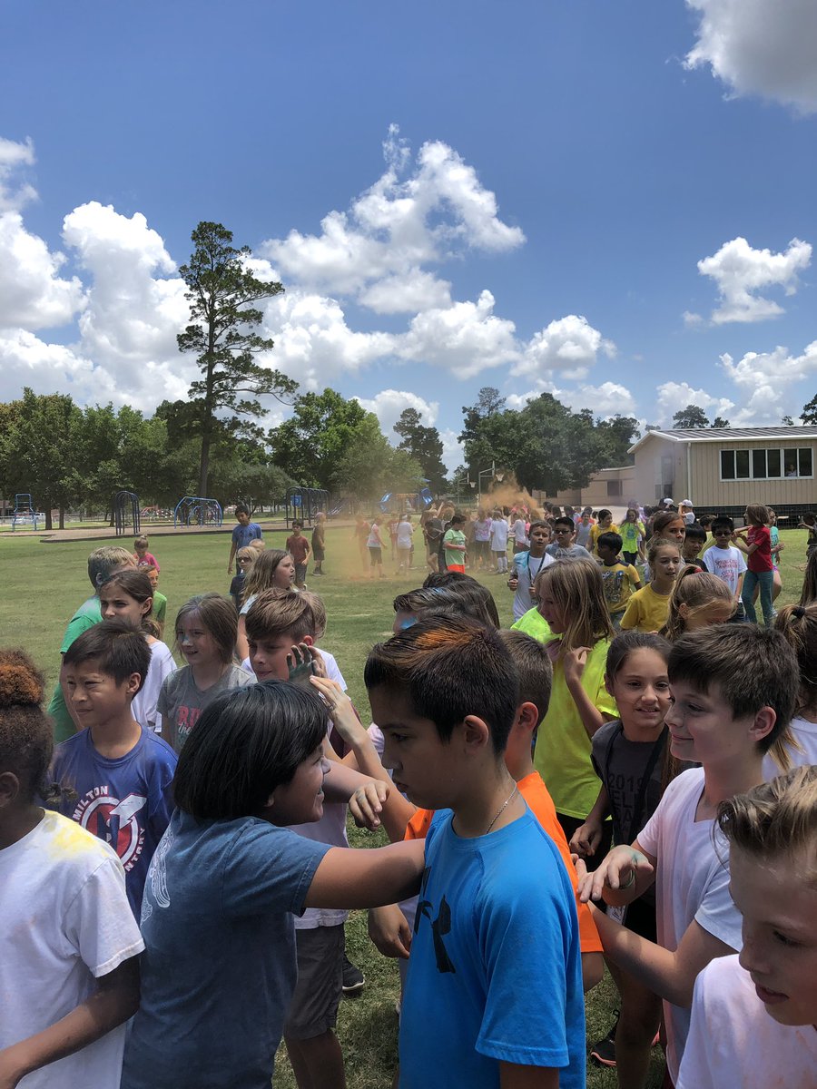 Nrb10726's tweet photo. Color run fun!  #HESKindMinds https://t.co/M84Q7t7M7w