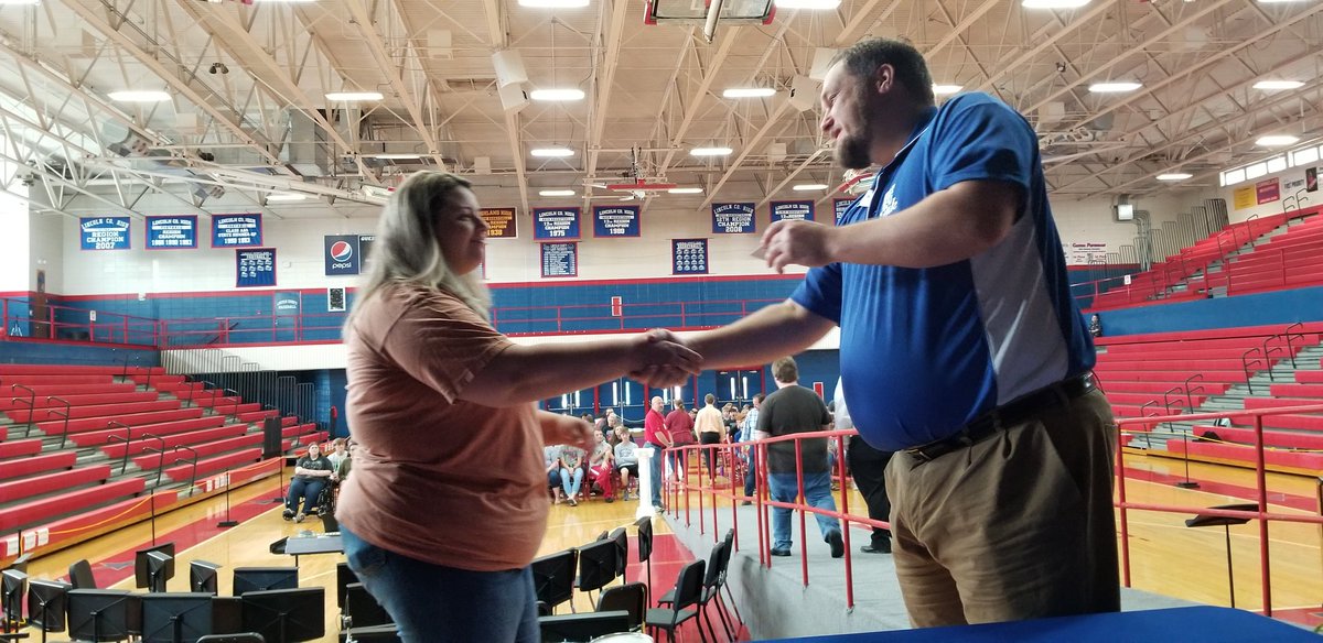 LCHSPatriotWay's tweet photo. Thank you to @PBKBankKY for celebrating with our Class of 2019 this week! It's wonderful having a great community of support loving our students in so many ways. Thank you for providing donuts this week and for providing our seniors with the wallet diplomas. Great traditions. https://t.co/Cfv5hxTZYS