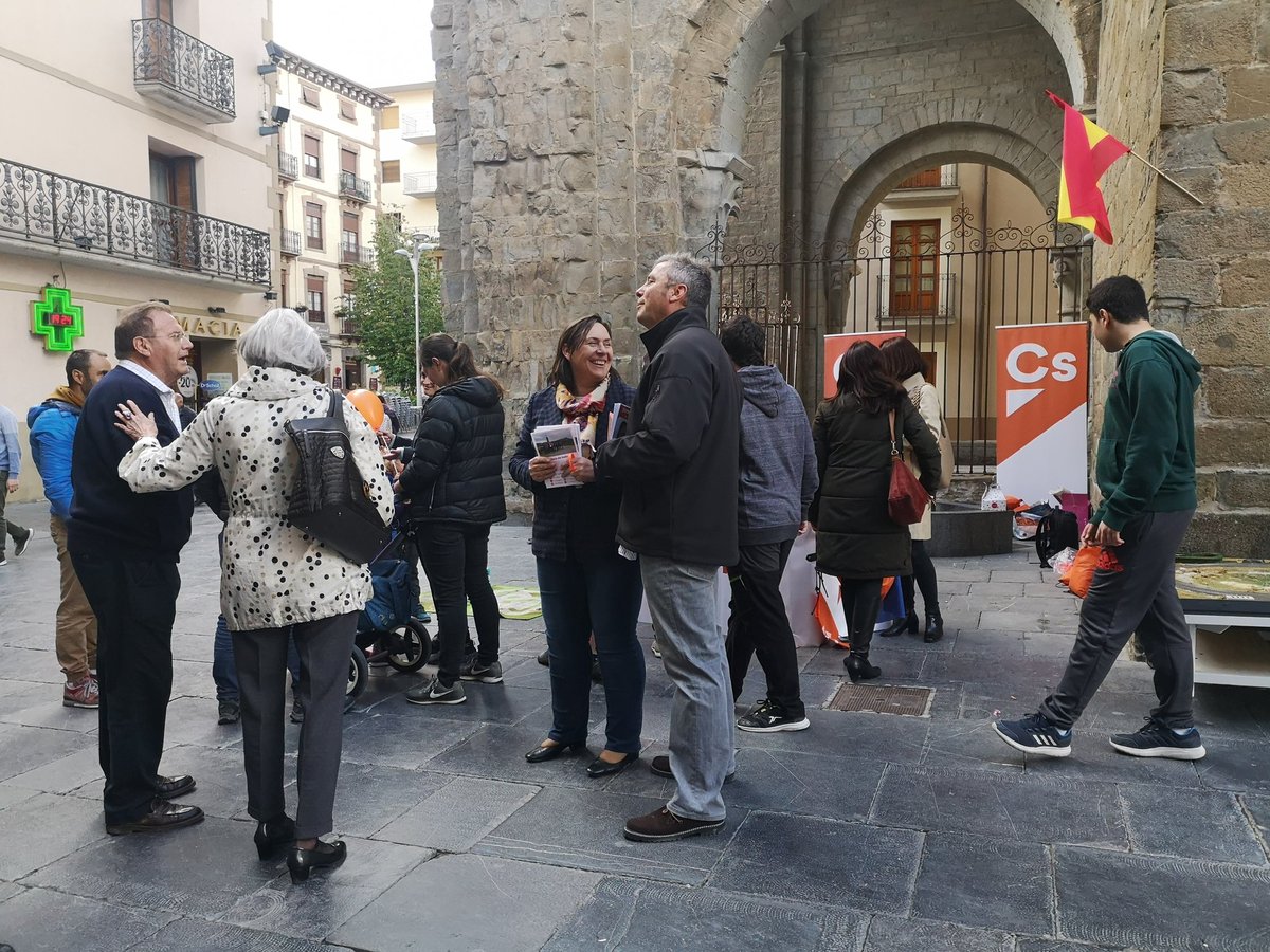 CsJaca_'s tweet photo. 🍊 Muchas gracias a todos los que nos habéis acompañado esta tarde en nuestra #MesaCiudadana, compartiendo ideas y propuestas para Jaca y sus pueblos y disfrutando de los más jóvenes mientras jugaban con los robots y la maqueta del ferrocarril.
#VamosJaca #VamosMatildeCampo https://t.co/caIeIwD7qA