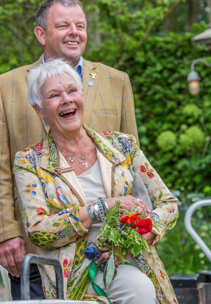Dame Judi Dench having a fabulous time, wonderful garden, wonderful moment! <a href="/Welcome2Yorks/">Welcome to Yorkshire</a> #RHSChelsea Garden designed by <a href="/mark_landform/">Mark</a>! 🌿