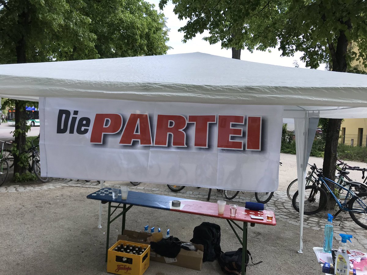 #DiePARTEI #Erlangen Heute nochmal 20.00Uhr Wahlkampfstand, diesmal am #Hugenottenplatz.
Morgen ab 10.00Uhr an der #Commerzbank (zwischen Hugo und Arcaden).
Spielt mit uns Beerpong!