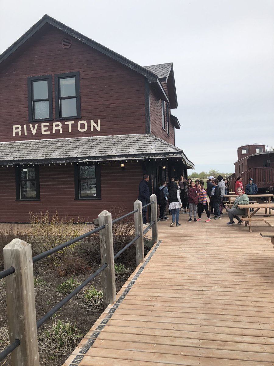 AlisonLubinski's tweet photo. The first part of our Jr Eagle 🦅 field trip journey, touring the many historic places of Riverton!! @WpgBeachSchool @eagleross201516 @evergreen_sd https://t.co/I5tx7ZYvUs