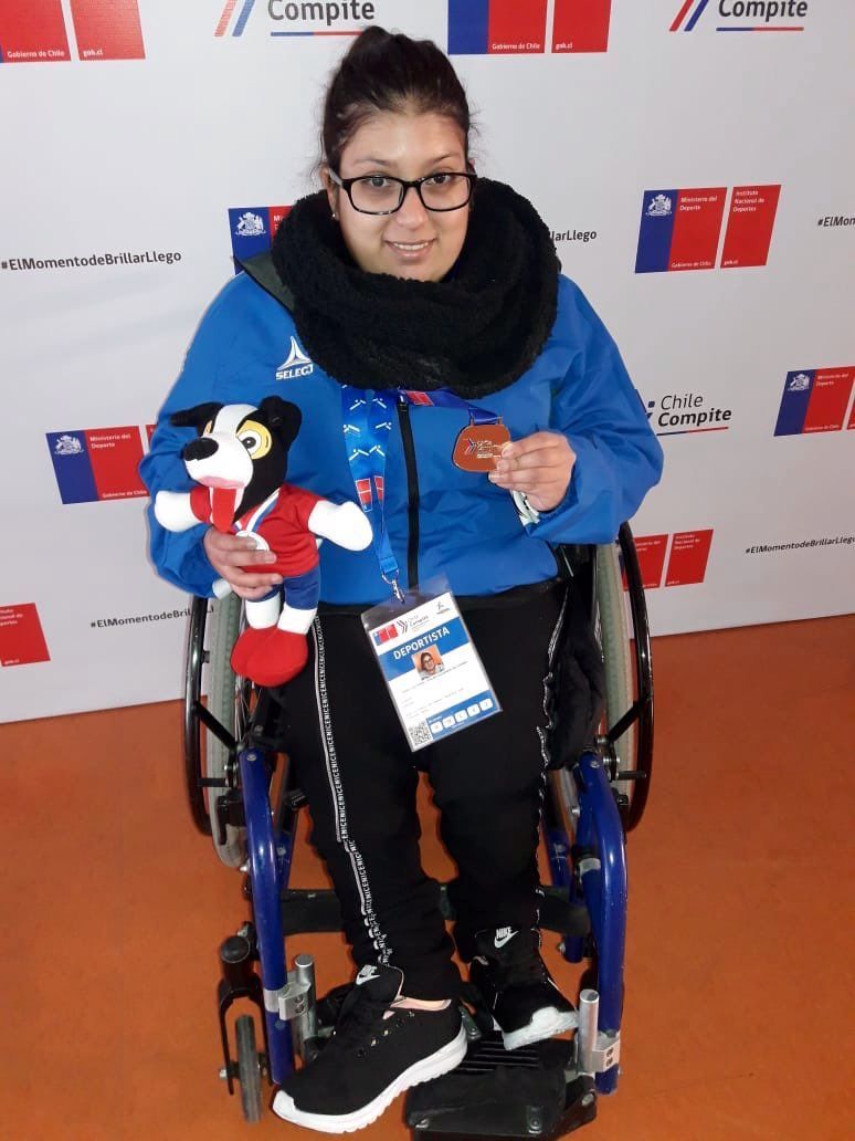 Teleton's tweet photo. Excelente!! La nadadora Catalina Parra ganó medalla de Oro 🥇 y logró récord nacional en la competencia de 50 mts. espalda con un tiempo de 1’54” !! 💪🏊  #ChileCompite @MindepChile @INDChileOficial @paralimpicoCHI https://t.co/fEutATKrrR