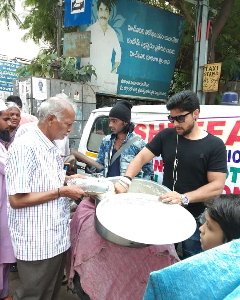 actor_naveed's tweet photo. Sheefa welfare foundation free food distribution hunger never seen religion common friends let's help to this people every person have to do this work https://t.co/hR7MURzkaR