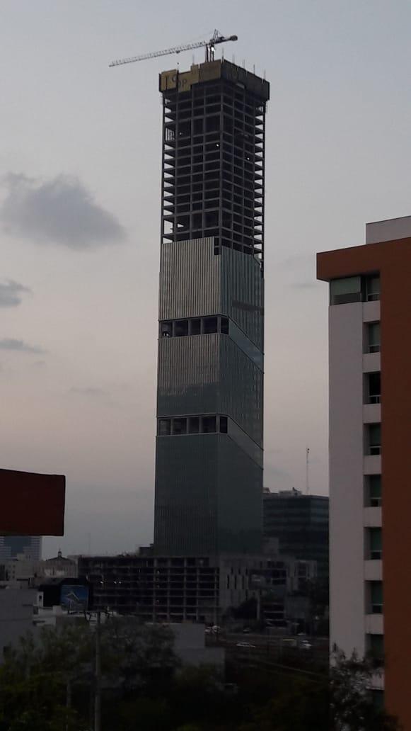 AsiEsMonterrey's tweet photo. Con 70 pisos a partir de nivel de calle ( más sus sótanos hacia abajo ) #TorresTopMty las más altas de Latinoamérica. #TorresObispado https://t.co/mntvFRcd47