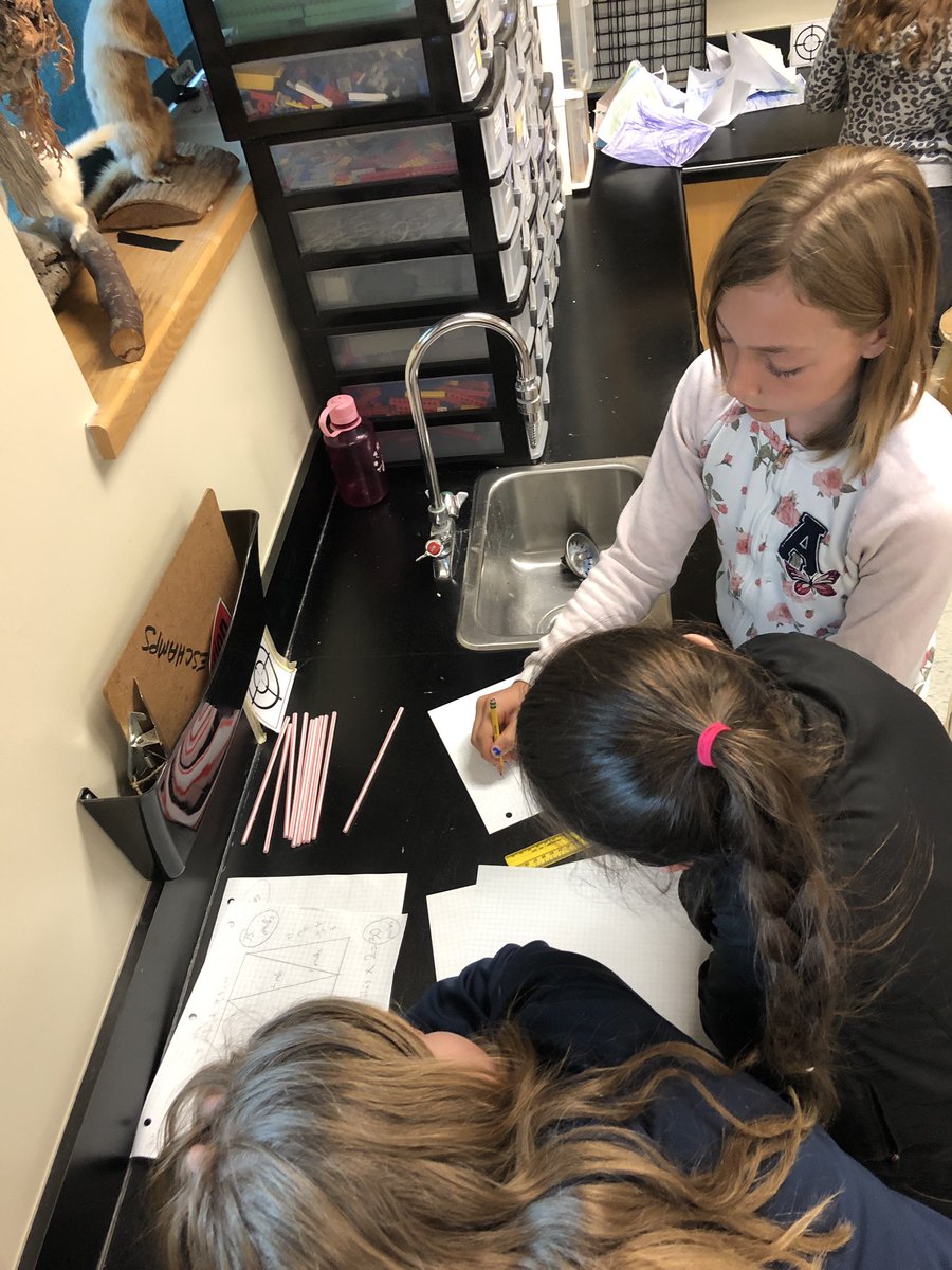Sciences_RC's tweet photo. Nos architectes et ingénieurs préparent la construction de leur pont. #SciencesRC #stiamcepeo #collabcepeo https://t.co/qLK5xp1fgN