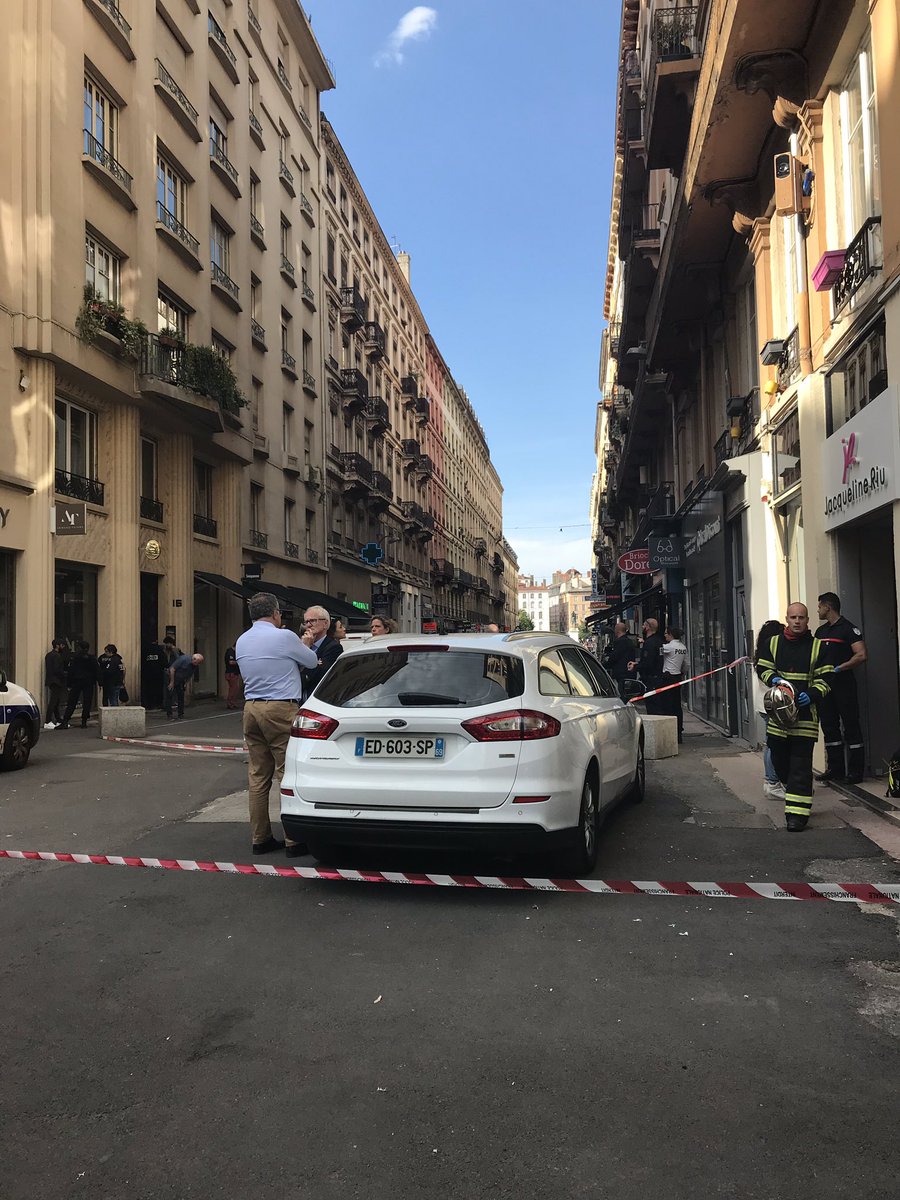 prefetrhone's tweet image. Explosion à #Lyon angle rue Victor Hugo et rue Sala. Périmètre de sécurité mis en place. Pour votre sécurité éviter le secteur.