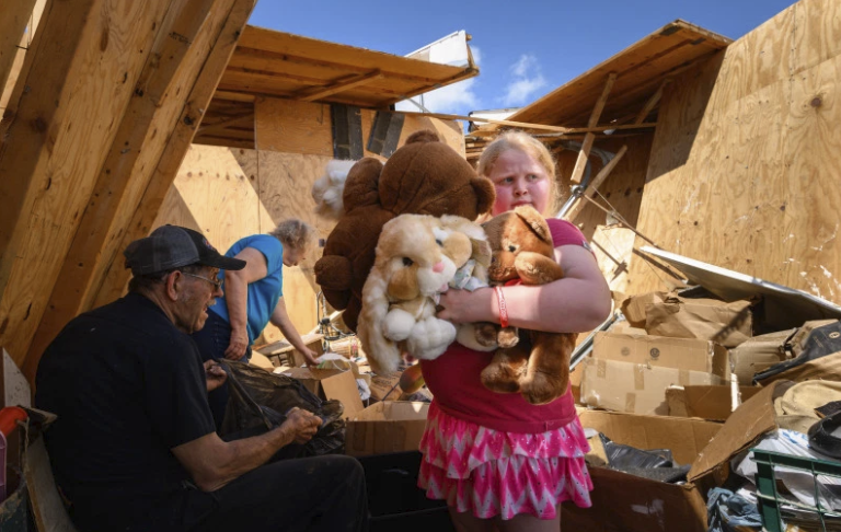 PHOTOS: Powerful tornadoes rip through Missouri, flooding across midwest denverpost.com/2019/05/24/pho…