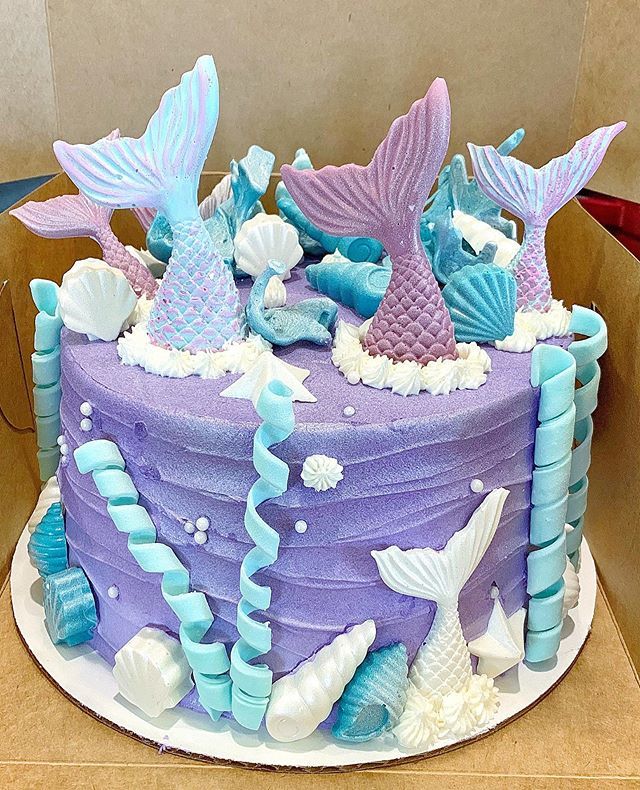 Mermaid season is upon us! Vanilla cake, house made peach jam, creamy dreamy vanilla buttercream and all the edible mermaid tails, shells and coral. Wishing you all a safe and happy Memorial Day weekend! #mermaid #mermaids #mermaidcake #cake #cakes #buttercreamcake #cakecake…